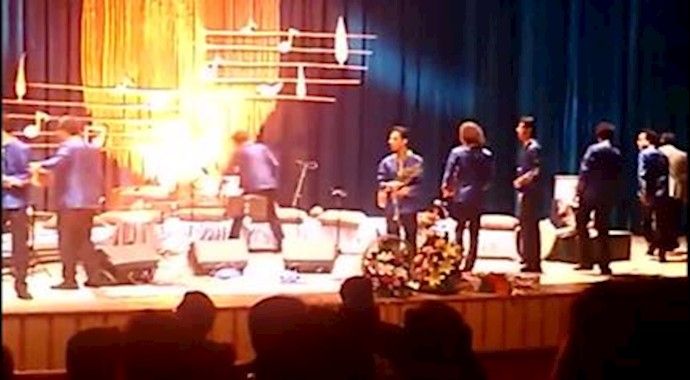 شعار مرگ بر دیکتاتور در کنسرت موسیقی سنتی در یزد 