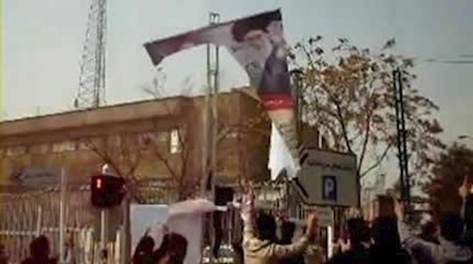 پاره کردن عکس خامنه‌ای - آرشیو