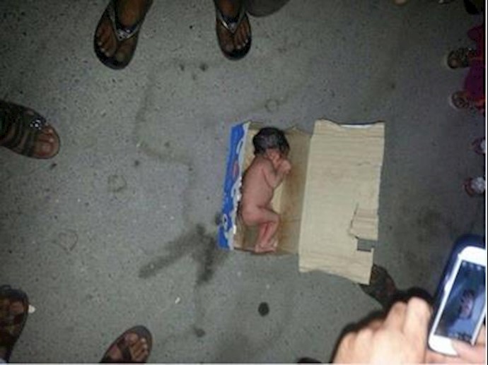 صحنه تکان‌دهنده نوزادی که در یک کارتن در خیابان رها شده  است
