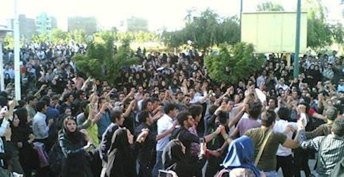 تجمع اعتراضی دانشجویان دانشگاه آزاد کرج - آرشیو