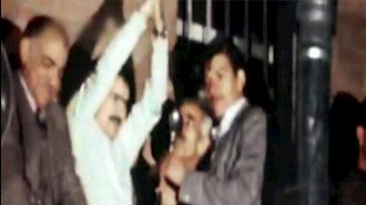 مسعود رجوي در بالاي زندان قصر