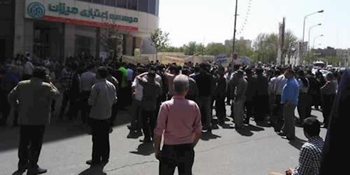 تجمع مالباختگان در مقابل موسسه میزان در مشهد - آرشیو