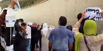 تجمع اعتراضی خانواده‌های زندانيان سیاسی و مادران شهدای قیام در مقابل زندان اوین