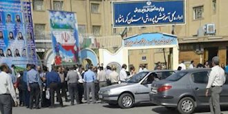 تجمع معلمان در جلوی اداره آموزش و پرورش کرمانشاه 