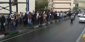 تجمع اعتراضی گروهی از خانواده‌های زندانيان سياسى و شهداى قيام 88 در مقابل زندان اوین 