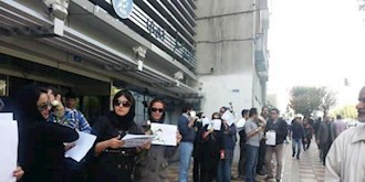 تجمع خانواده‌های زندانیان سیاسی و مخالفان اعدام محمدعلی طاهری در مقابل لاستیک دنا
