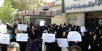 تجمع معلمان در جلوی اداره آموزش و پرورش در مشهد - آرشیو