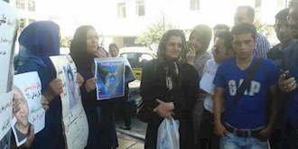 تجمع اعتراضی خانواده‌های شهدا و زندانیان سیاسی