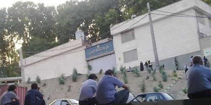 تجمع خانواده زندانیان سیاسی در جلوی اوین - آرشیو