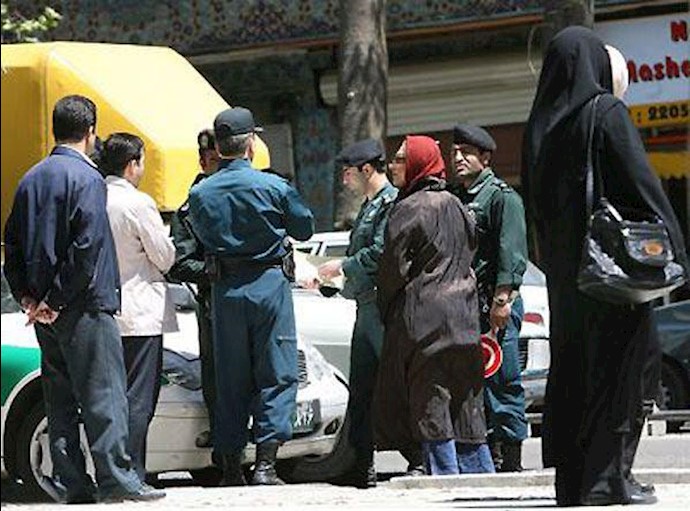 درگیری و مقابله مردم با مأمورین انتظامی و لباس شخصی ها در ونک تهران - آرشيو