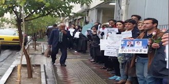 تجمع خانواده‌ها و بستگان زندانیان سیاسی در میدان ونک تهران