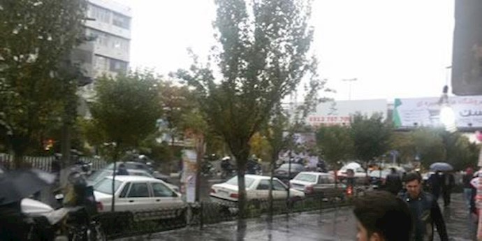 در وحشت از گسترش  تظاهرات مردم موتورسواران سرکوبگر نیروی انتظامی در خیابانهای تبریز حکومت نظامی اعلام نشده راه انداخته‌اند
