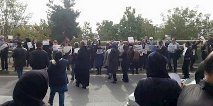 تجمع خانواده زندانیان سیاسی مقابل زندان اوین -آرشیو