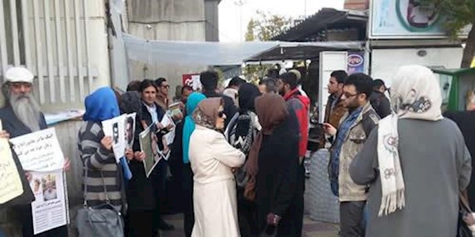 تجمع خانواده‌های زندانیان سیاسی در میدان ونک تهران - ارشيو