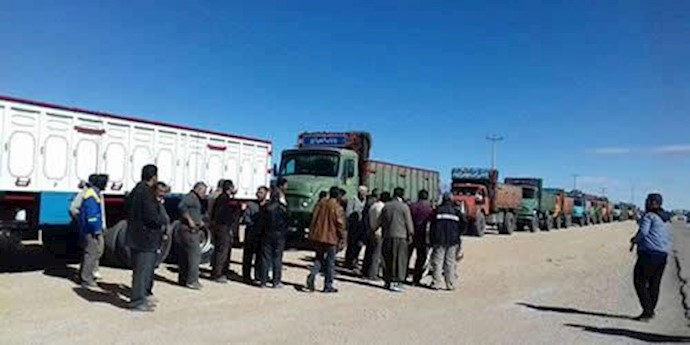 کاشان - اعتصاب کامیونداران باربر در ورودی شهر کاشان 