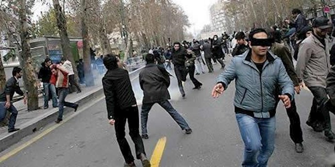 درگیری جوانان تهران با نیروهای سرکوبگر انتظامی - آرشیو