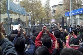 تظاهرات دانشجویان دانشگاه هنر تهران - 16آذر 88 