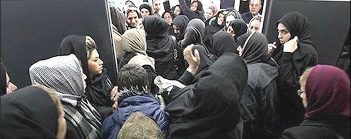  بیرون کردن یک مامور بسیجی زن از مترو توسط  عده ای از خانمهای هموطن