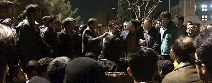 تجمع اعتراضی دانشجويان در کوی دانشگاه تهران