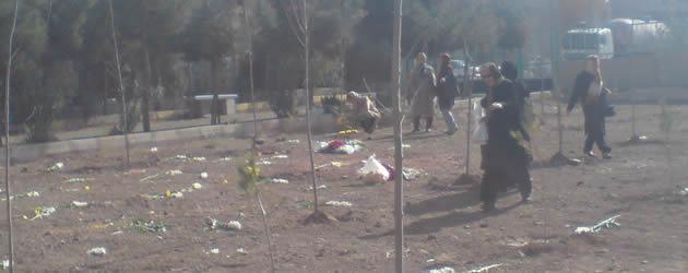 خانواده شهیدان قتل عام در پی مزار فرزندانشان