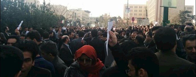 تجمع 6000 معلم در جلوی مجلس ارتجاع