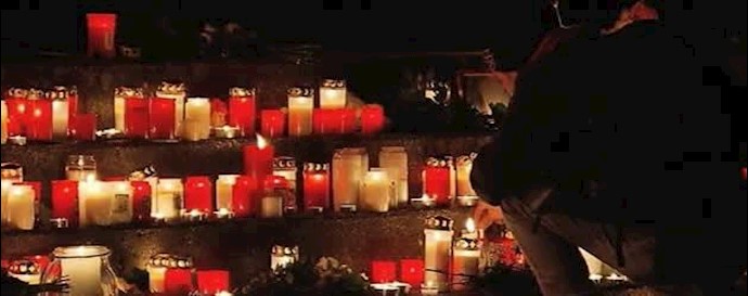 شاگردان دبیرستان یوزف کونیگ با روشن کردن شمع در غم از دست دادن ۱۶ دانش‌آموز و دو معلم 