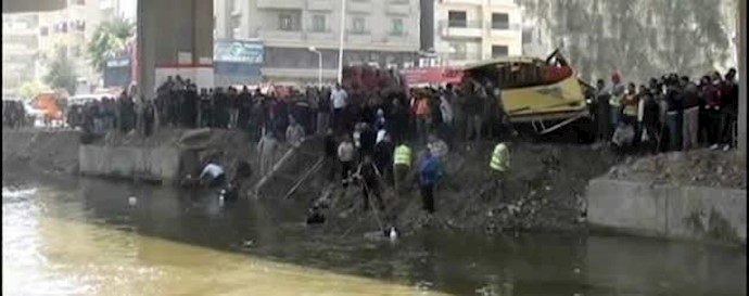 سقوط یک دستگاه اتوبوس از روی پل -قاهره 