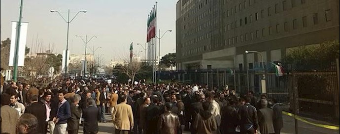 تجمع 6000 معلم در جلوی مجلس ارتجاع