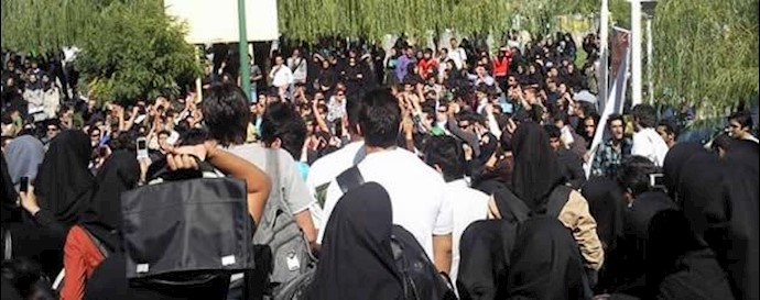 تجمع اعتراضی دانشجویان دانشگاه آزاد تهران -آرشیو