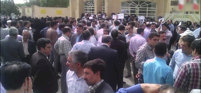 تجمع اعتراضی صدها تن از معلمین  در مقابل استانداری یزد 