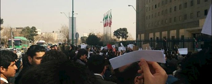تظاهرات معلمان تهران در جلوى مجلس ارتجاع  _آرشيو