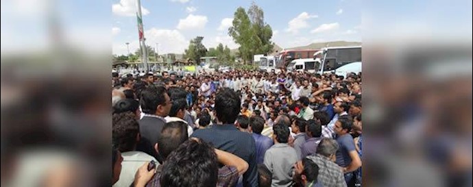 تجمع کارگران اخراج  شده شهرک صنعتی امیرکبیر کاشان برای دومین روز متوالی 