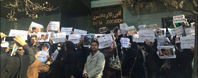 تجمع  اعتراضی هواداران زندانى سياسى محمدعلى طاهرى مقابل  کانون وکلا - آرشيو