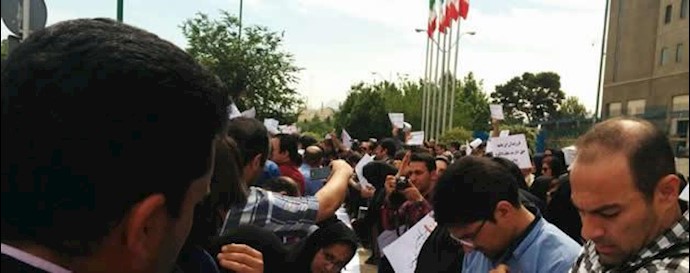تهران - تجمع معلمان جلو مجلس ارتجاع  