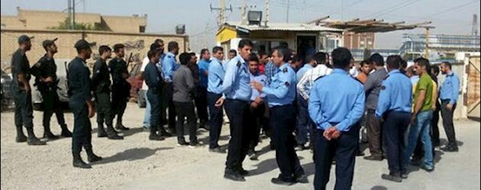 ماموران سركوبگر انتظامى كه به كارگران اعتصابى قطار شهرى در اهواز يورش بردند