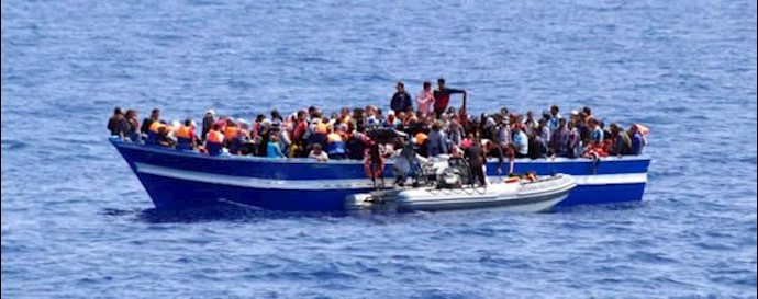 قایق مهاجران سرگردان  توسط  نیروی دریایی ایتالیا کمک می شود- آرشیو