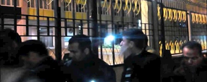  تجمع کارگران کارخانه «فارسیت درود» لرستان در مقابل وزارت کار رژیم در تهران 