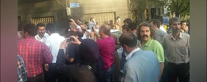  31تیر 94 تهران تجمع اعتراضي معلمان در برابر بازداشتگاه