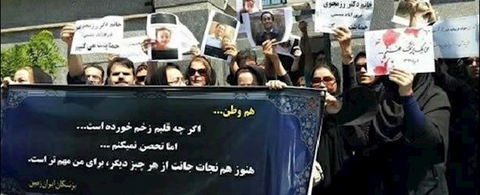 تجمع اعتراضی پزشکان شیراز مقابل نظام پزشکی