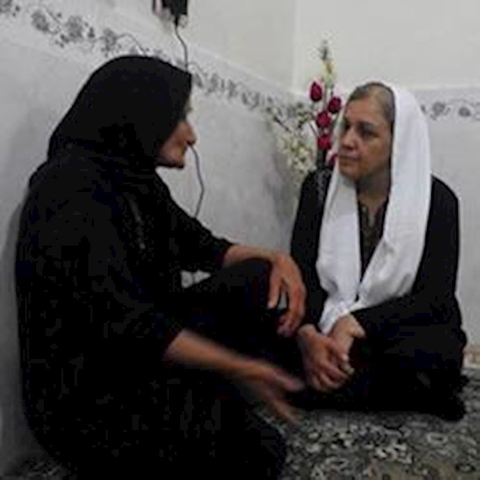 مادران ستار بهشتی و ریحانه‌ی جباری