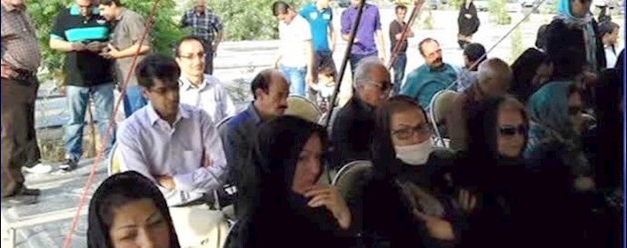 تجمع خانواده‌های شهدای قیام در مقابل اطلاعات سپاه پاسداران