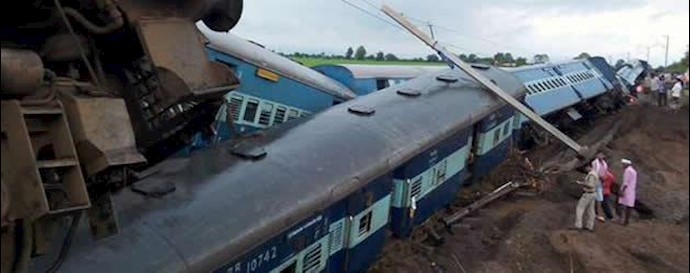 در ایالت مادیا پرادش هندوستان دو قطار سریع‌السیر از خط خارج شدند