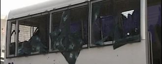 اتوبوس حامل نیروهای پلیس که مورد حمله تروریستها در بحرین قرار گرفت 