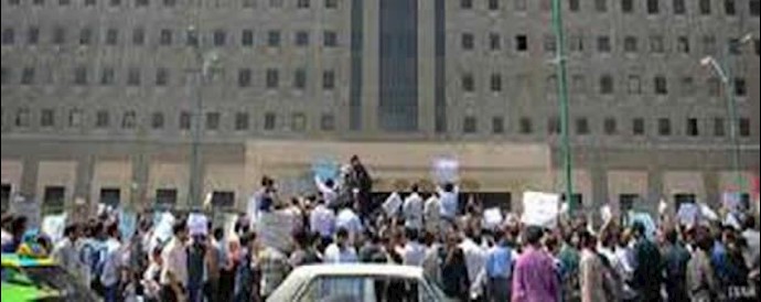 تجمع معلمان پیش دبستانی روز سوم در برابر مجلس ارتجاع
