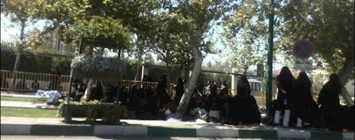 تحصن معلمان پیش دبستانی در مقابل مجلس ارتجاع