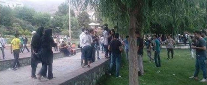 درگیری جوانان با مزدوران انتظامی 