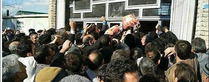 تهران - تجمع و هجوم مردم  معترض مقابل نمایندگی ایران خودرو شبعه خیابان دماوند