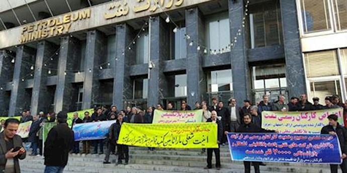 تهران تجمع اعتراضی کارکنان پتروشیمی‌های واگذار شده مقابل وزارت نفت