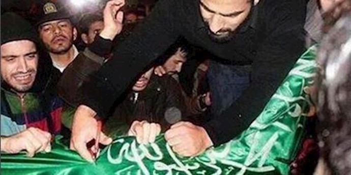 پاره کردن پرچم عربستان مقابل  سفارت عربستان در تهران با حضور نیروی انتظامی 