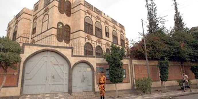 سفارت رژیم ایران در صنعا سالم است و هیچ علامتی از دود یا بمباران آن دیده نمی‌شود